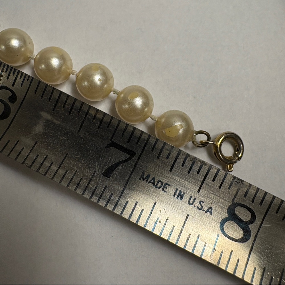 Vintage Pearl Look Bracelet with Gold Tone Clasp - Picture 6 of 6
